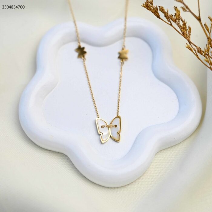 103385078_685ecccee0b66 سلسال بتصميم فراشة لون ذهبي - الصورة 1