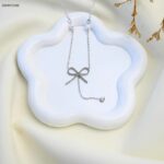 سلسال صغير على شكل فيونكة لون فضي