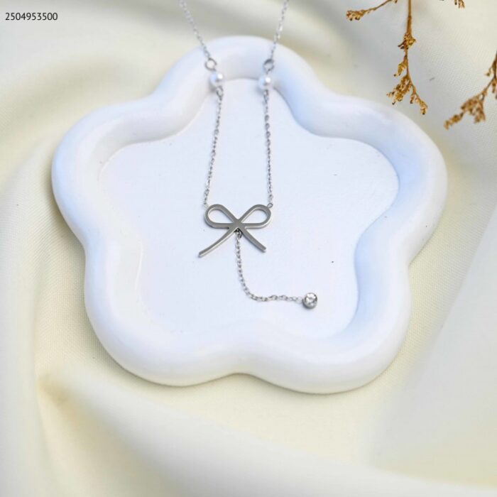 103385080_685eccd1a03b0 سلسال صغير على شكل فيونكة لون فضي - الصورة 1