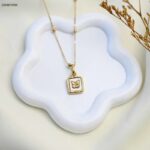 سلسال بتصميم مربع بداخله فراشة لون ذهبي