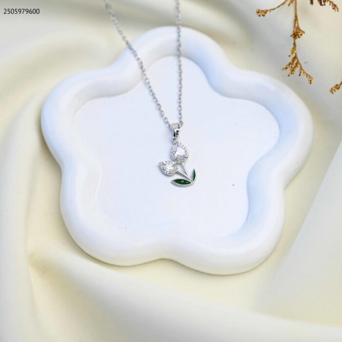 103385090_685eccdef34fd سلسال بتصميم ورقة لون فضي - الصورة 1