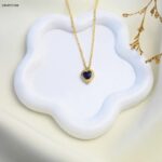 سلسال على شكل قلب زركون كحلي لون ذهبي