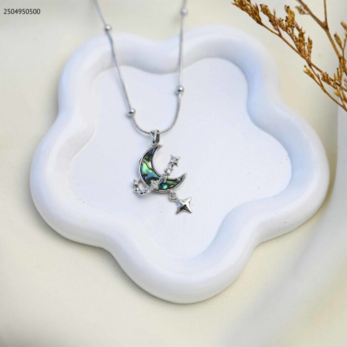 103385096_685ecce74008b سلسال بتصميم هلال لون فضي - الصورة 1