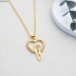 سلسال بتصميم قلب مع شخصين لون ذهبي
