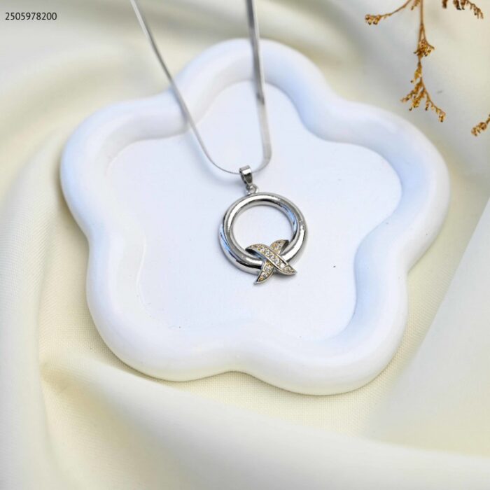 103385100_685eccecd12b7 سلسال بتصميم دائرة مع اكس (اللون: فضي و ذهبي) - الصورة 1