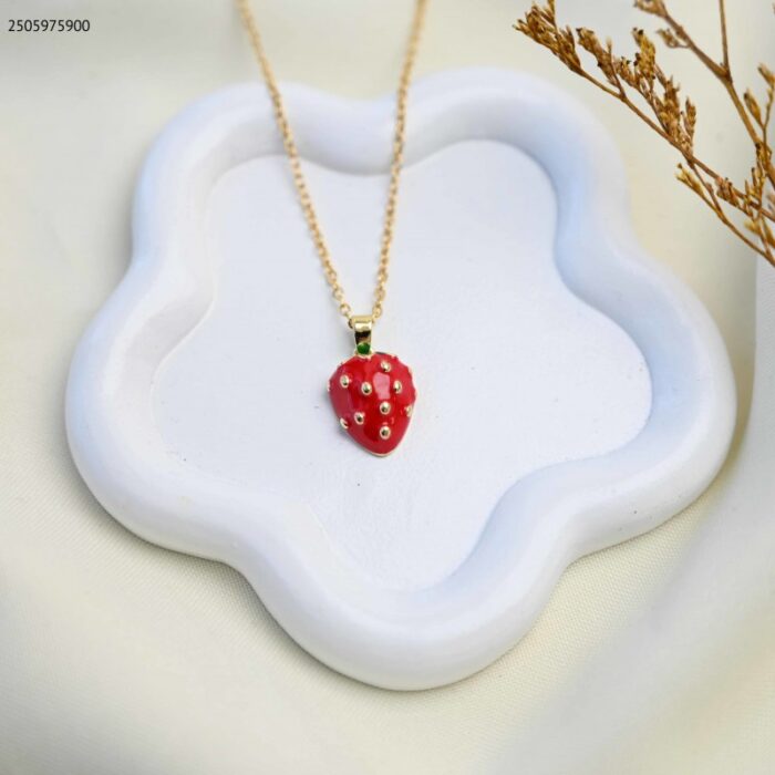 103385102_685eccf02640c سلسال بتصميم فراولة لون ذهبي - الصورة 1