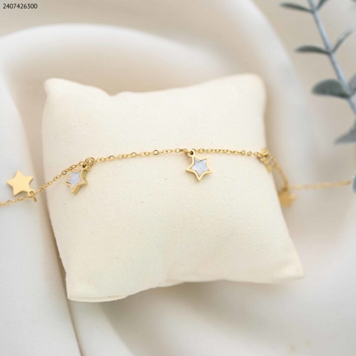 103385107_685eccf85f984 سوار مع تعليقات نجوم لون ذهبي - الصورة 1