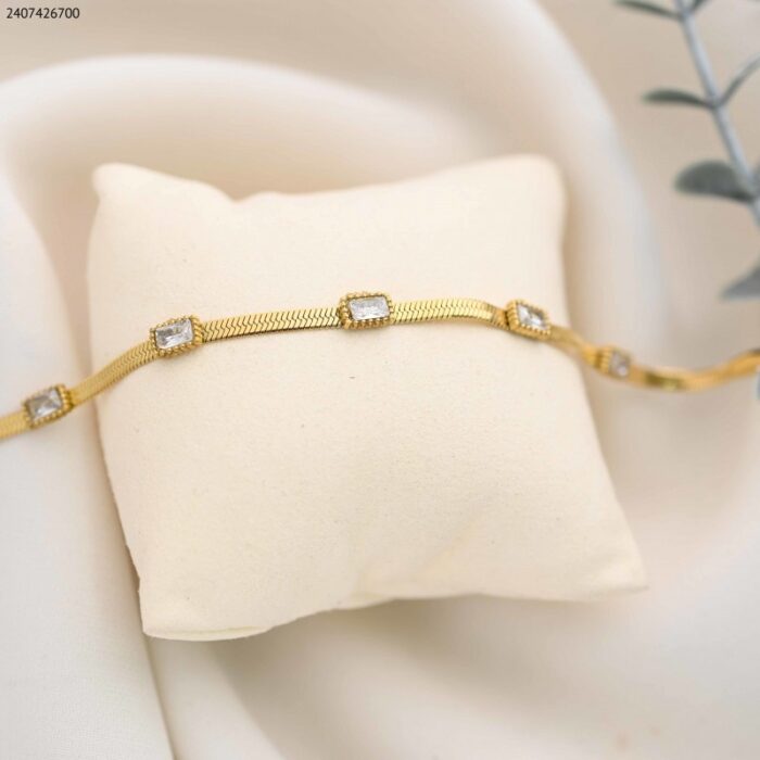 103385109_685eccfc351e9 سوار بتصميم جلد أفعى مع خرز لون ذهبي - الصورة 1