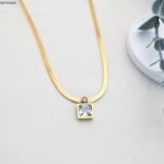 سلسال بتصميم جلد أفعى مع خرزة لون ذهبي