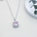 سلسال حجر مربع مع زركون (اللون: فضي وزهري )