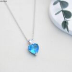 سلسال قلب حجر أزرق مع زركون لون فضي