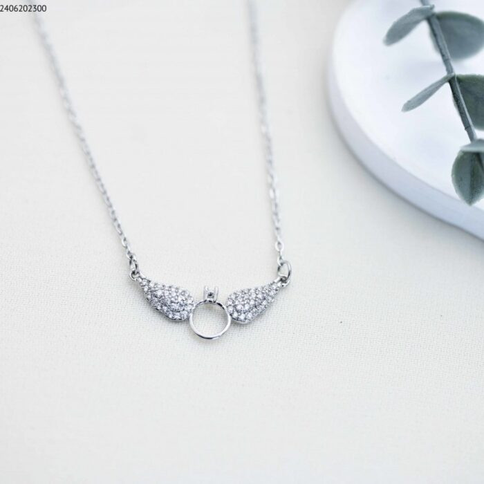 103385135_685ecd45e4d36 سلسال جناحين مع دبلة وزركون لون فضي - الصورة 1