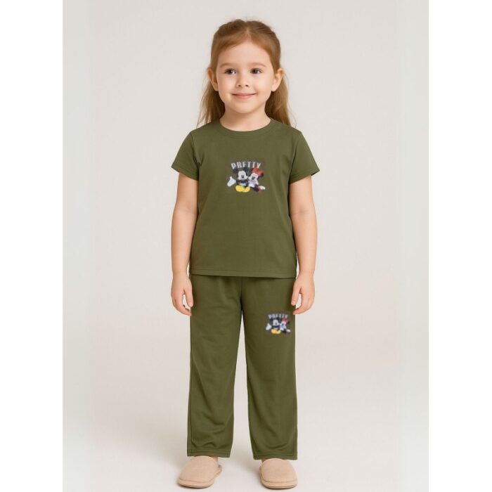 103385153_685ecd9d031a3 طقم بناتي قطعتين لون زيتي بنطلون + تيشيرت - الصورة 1