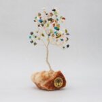 ⁦شجرة مصنوعة من الاسلاك المعدنية مع الحجر الكريم تورمالين مع قاعدة حجر طبيعي كريستالي ملحي طولها 20 سم⁩ - الصورة ⁦3⁩