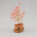 ⁦شجرة مصنوعة من الاسلاك المعدنية مع الحجر الكريم strawberry quartz مع قاعدة حجر طبيعي كريستالي ملحي طولها 20 سم⁩ - الصورة ⁦2⁩