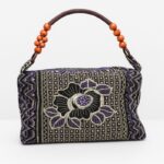 حقيبة ستاتية صناعة يدوية بتصميم ثوب مطرز لون بنفسجي