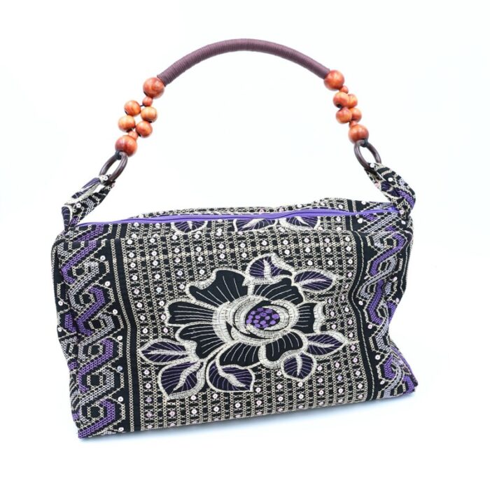 ⁦حقيبة ستاتية صناعة يدوية بتصميم ثوب مطرز لون بنفسجي⁩ - الصورة ⁦2⁩