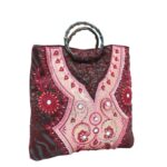 ⁦حقيبة ستاتية صناعة يدوية بتصميم ثوب مطرز لون عنابي⁩ - الصورة ⁦2⁩