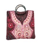 ⁦حقيبة ستاتية صناعة يدوية بتصميم ثوب مطرز لون عنابي⁩ - الصورة ⁦3⁩