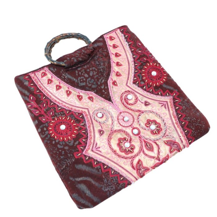 ⁦حقيبة ستاتية صناعة يدوية بتصميم ثوب مطرز لون عنابي⁩ - الصورة ⁦4⁩