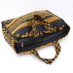 ⁦حقيبة ستاتية صناعة يدوية بتصميم كوفية لون أسود و أصفر⁩ - الصورة ⁦3⁩