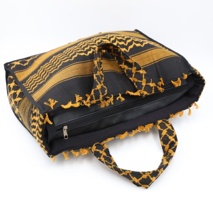 ⁦حقيبة ستاتية صناعة يدوية بتصميم كوفية لون أسود و أصفر⁩ - الصورة ⁦3⁩