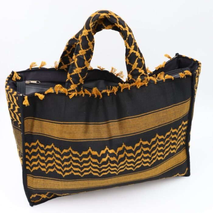 ⁦حقيبة ستاتية صناعة يدوية بتصميم كوفية لون أسود و أصفر⁩ - الصورة ⁦4⁩