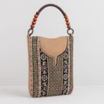 حقيبة ستاتية صناعة يدوية بتصميم ثوب مطرز لون بيج