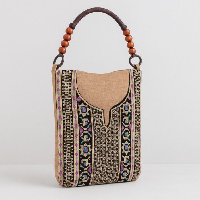 103385335_685ecf5d1b3d1 حقيبة ستاتية صناعة يدوية بتصميم ثوب مطرز لون بيج - الصورة 1