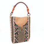 ⁦حقيبة ستاتية صناعة يدوية بتصميم ثوب مطرز لون بيج⁩ - الصورة ⁦2⁩