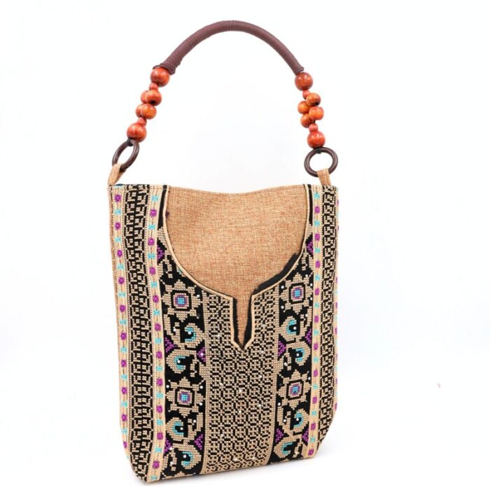 ⁦حقيبة ستاتية صناعة يدوية بتصميم ثوب مطرز لون بيج⁩ - الصورة ⁦2⁩