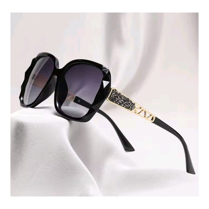 103382544_686662677d401 نظارة شمسية نسائية فاخرة مرصعة بالسترس اللامع الجذاب عدسة مربعة- تحمي من الاشعة فوق البنفسجية لون أسود - الصورة 1