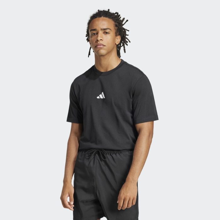 ⁦adidas Men's Essentials Small Logo Single Jersey T-Shirt- Black⁩ - الصورة ⁦3⁩