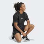 ⁦adidas Men's Essentials Small Logo Single Jersey T-Shirt- Black⁩ - الصورة ⁦5⁩