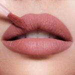 ⁦Charlotte Tilbury Airbrush Flawless Liquid Lipstick - Pillow Talk Blur 
6.8 ml - أحمر شفاه سائل من شارلوت تيلبوري - بيلو توك بلور⁩ - الصورة ⁦2⁩