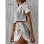 بيجامة للنساء قطعتين لون أبيض شورت وبلوزة  بتصميم قلوب صغيرة