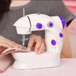 ⁦Mini Portable Sewing Machine 4 In 1-ماكنة خياطة الكترونية صغيرة⁩ - الصورة ⁦3⁩