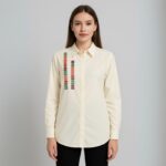 قميص لون أبيض عاجي تطريز على الجانب