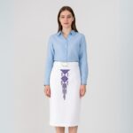 تنورة لون أبيض قصيرة تطريز نهدي من الوسط