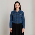 ⁦جاكيت لون أزرق فاتح تطريز من الخلف أحمر مع إضافة ليرات ذهبية⁩ - الصورة ⁦2⁩