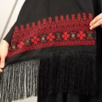 ⁦شال لون أسود كتف قماش بنما تطريز أحمر درجتين مع نثرات⁩ - الصورة ⁦3⁩