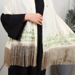 ⁦شال لون بيج كتف قماش بنما تطريز أخضر⁩ - الصورة ⁦4⁩