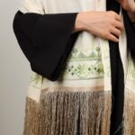 ⁦شال لون بيج كتف قماش بنما تطريز أخضر⁩ - الصورة ⁦5⁩