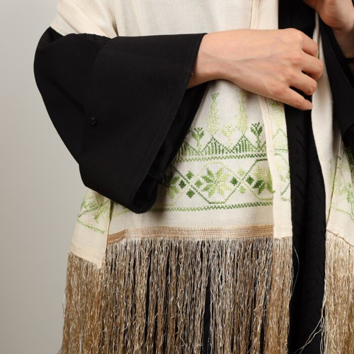 ⁦شال لون بيج كتف قماش بنما تطريز أخضر⁩ - الصورة ⁦5⁩
