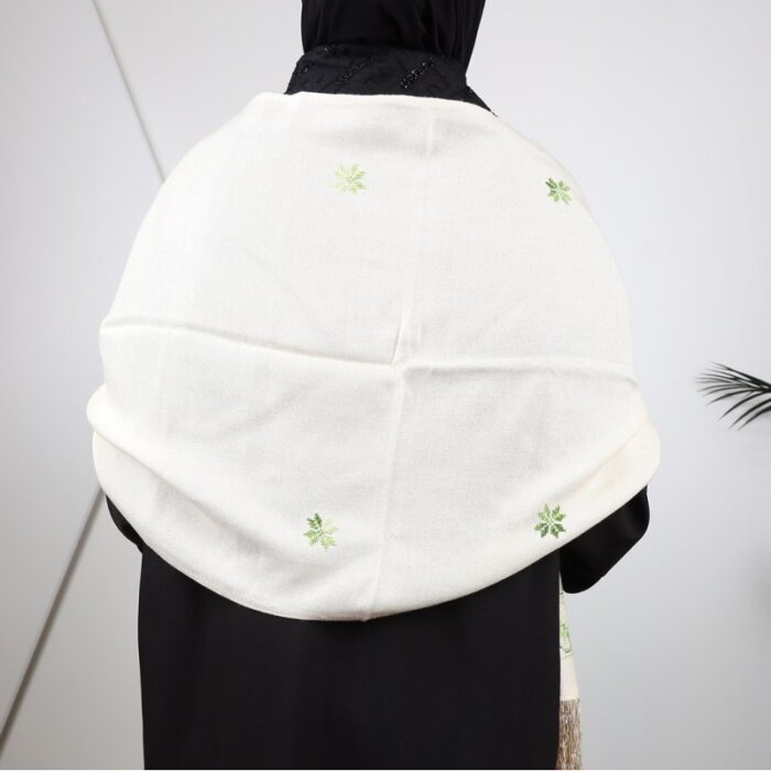 ⁦شال لون بيج كتف قماش بنما تطريز أخضر⁩ - الصورة ⁦6⁩