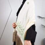 ⁦شال لون بيج كتف قماش بنما تطريز أخضر⁩ - الصورة ⁦7⁩