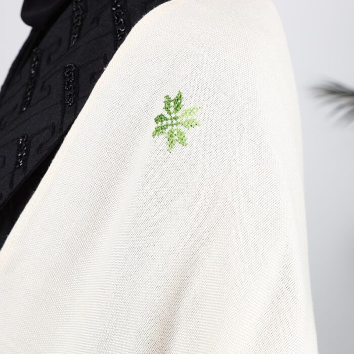 ⁦شال لون بيج كتف قماش بنما تطريز أخضر⁩ - الصورة ⁦8⁩