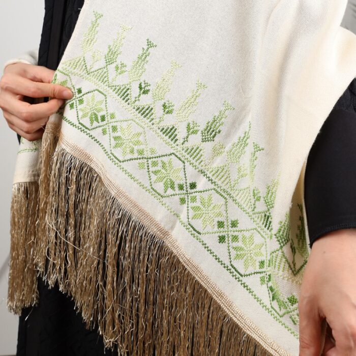 ⁦شال لون بيج كتف قماش بنما تطريز أخضر⁩ - الصورة ⁦10⁩