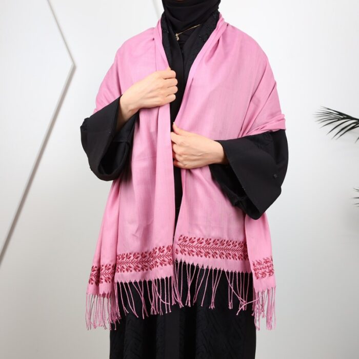 ⁦شال كتف لون زهري تطريز عنابي⁩ - الصورة ⁦4⁩