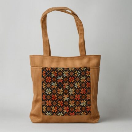 شنطة مخمل لون بيج مع سحاب بشكل مستطيل تطريز برتقالي